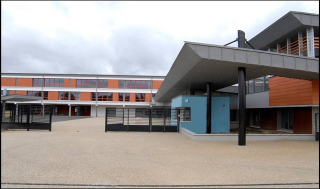 Photo de la grille du collège Lucie Aubrac à Isneauville
